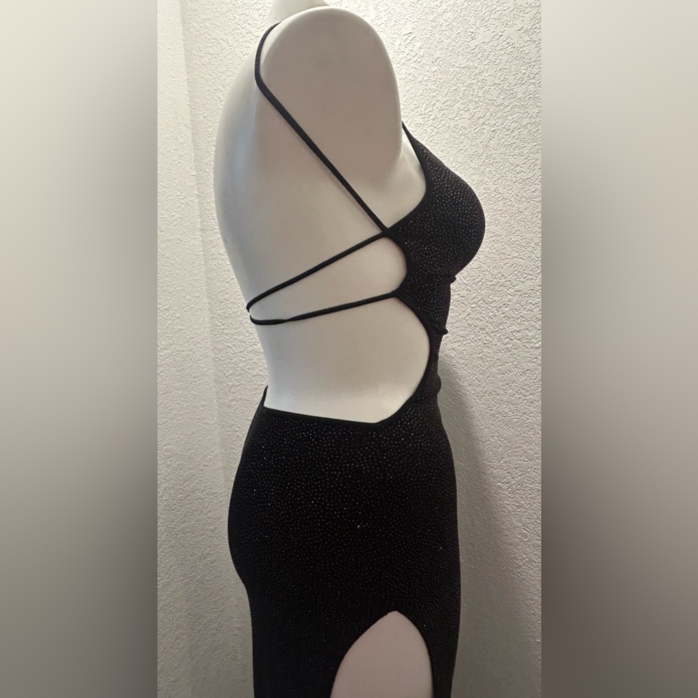 Elegant Black Cut-Out Dress dual side slits - Picture 2 of 6